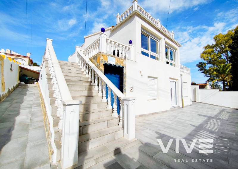 Villa - Segunda mano - Torrevieja - Los balcones