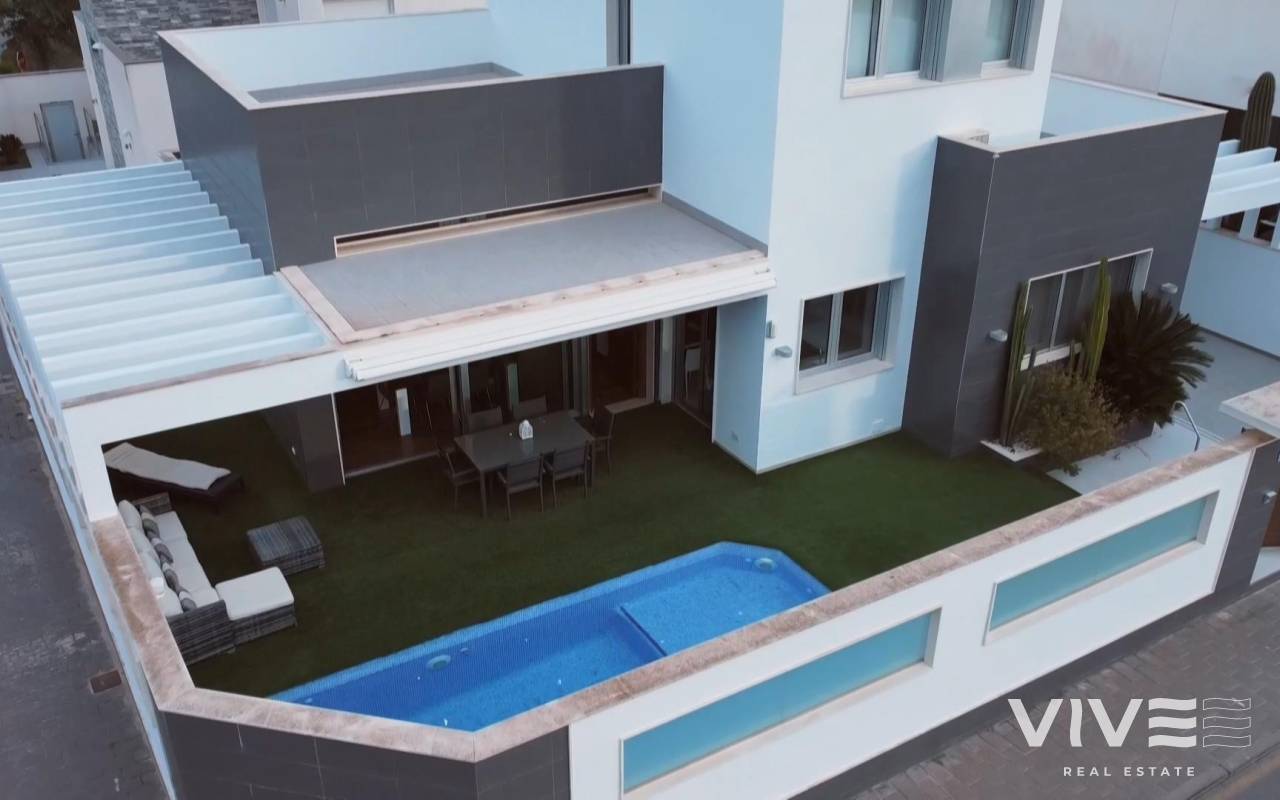 Detached Villa - Försäljning  - Orihuela Costa - 11557