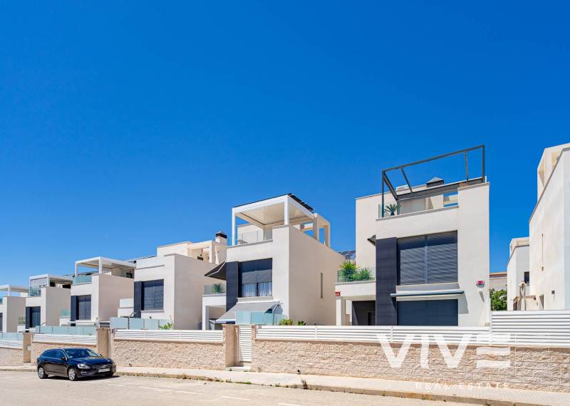 Detached Villa - Verkauf - Torrevieja - Punta Prima