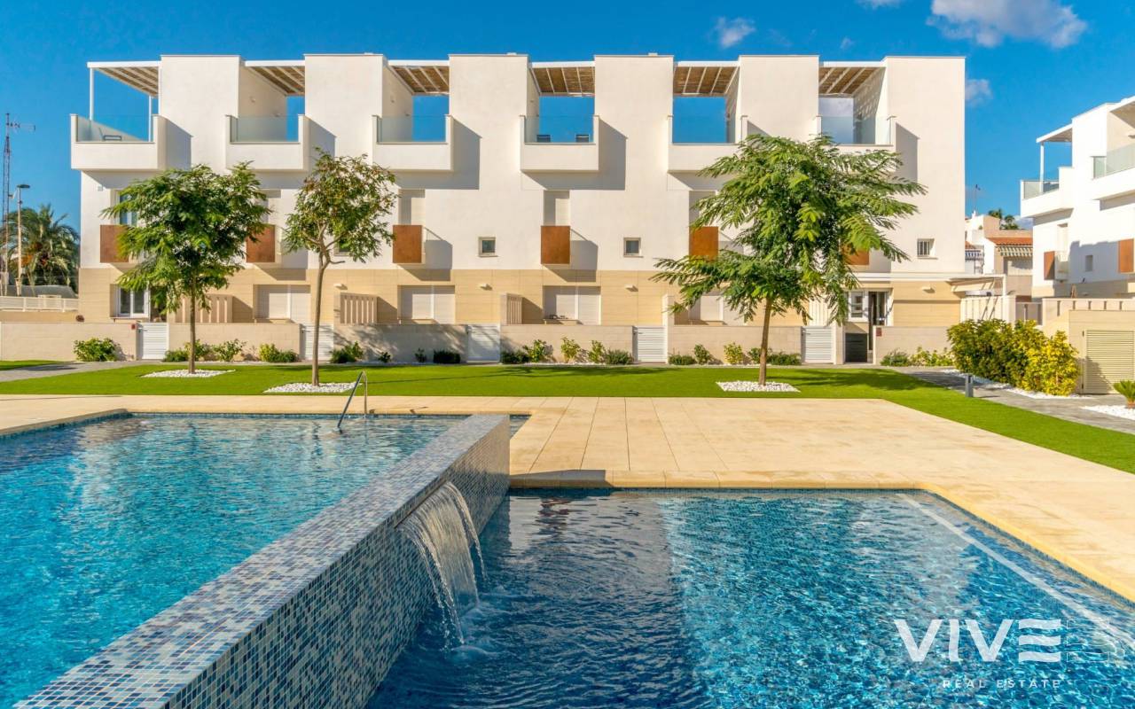 Terraced house - Resale - Torrevieja - LRE-83883